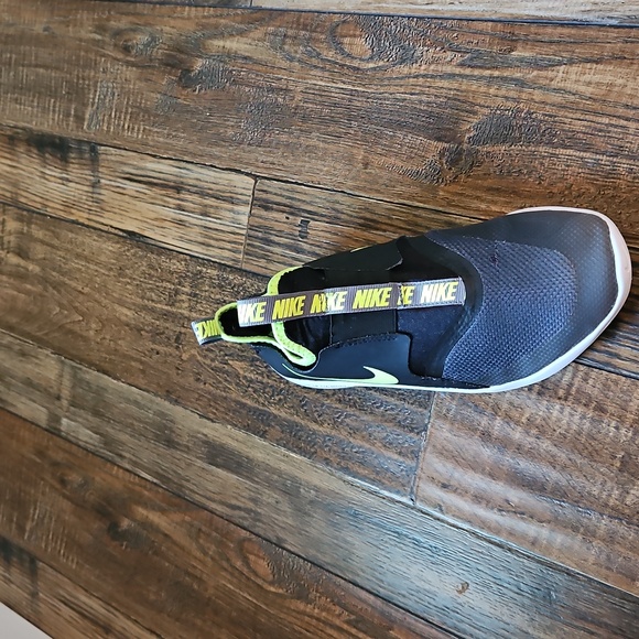 Nike Kids Flex Runner Black White and Lime Sneakers. Size 7Y - Picture 2 of 8